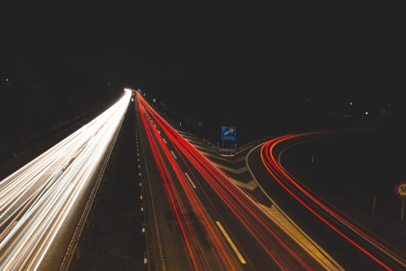 Lichtspuren auf einer Autobahn bei Nacht